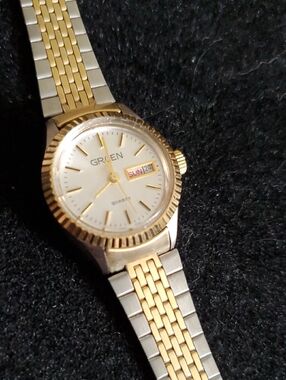 Vintage Gruen Quartz Women's Watch - Stainless Steel.